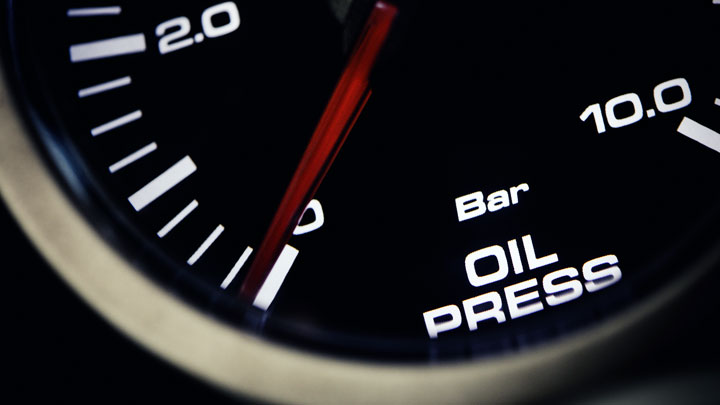 You are currently viewing Why Does My Oil Pressure Drops To Zero While Driving?