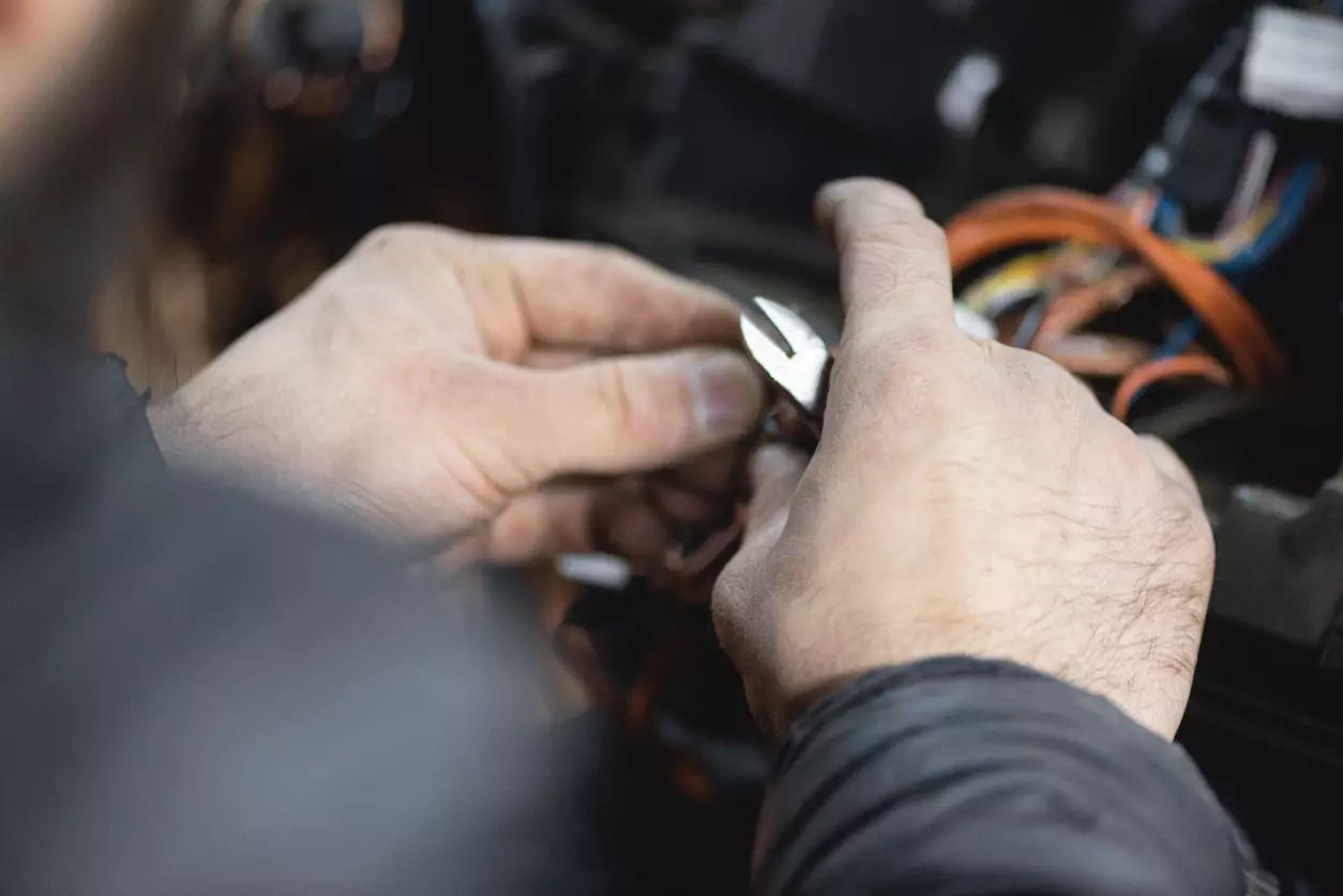 You are currently viewing How To Hotwire A Car From Under The Hood? [Mystery Solved]